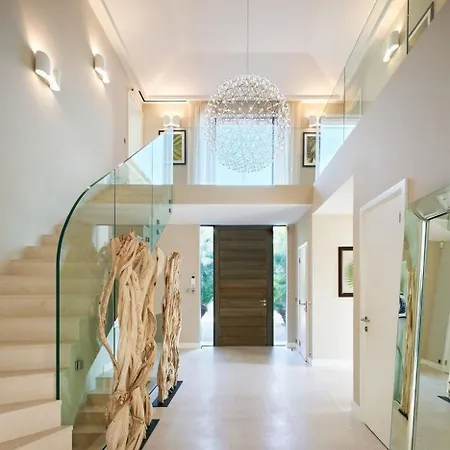 Villa With Breathtaking View On The Front Line In Tropez *
