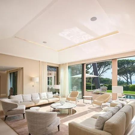 With Breathtaking View On The Front Line In Tropez